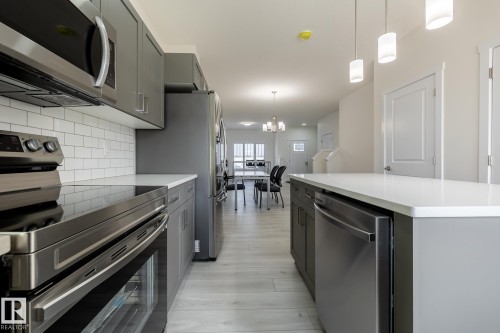 122 Elliott Wynd, Fort Saskatchewan, AB - Indoor Photo Showing Kitchen With Upgraded Kitchen