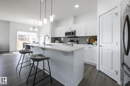 136 Elliott Wynd, Fort Saskatchewan, AB - Indoor Photo Showing Kitchen With Upgraded Kitchen