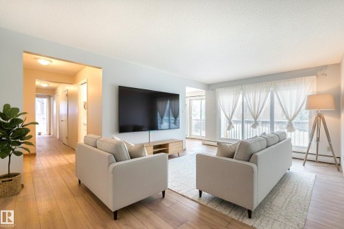 202 11450 40 Avenue, Edmonton, AB - Indoor Photo Showing Living Room