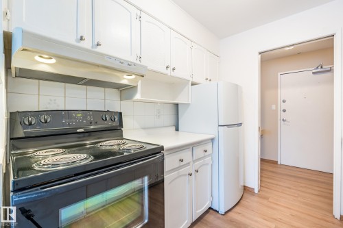 202 11450 40 Avenue, Edmonton, AB - Indoor Photo Showing Kitchen