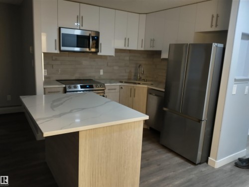 Edmonton, AB - Indoor Photo Showing Kitchen With Stainless Steel Kitchen With Upgraded Kitchen