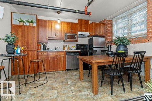 002 10249 104 Street, Edmonton, AB - Indoor Photo Showing Kitchen