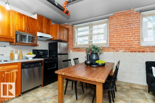 002 10249 104 Street, Edmonton, AB - Indoor Photo Showing Kitchen