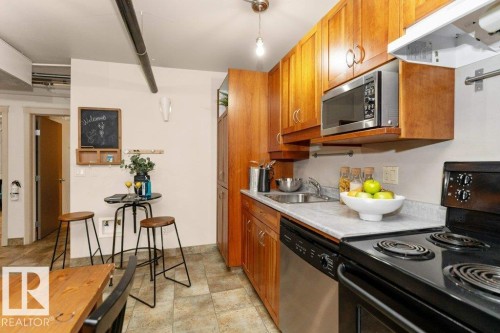 002 10249 104 Street, Edmonton, AB - Indoor Photo Showing Kitchen