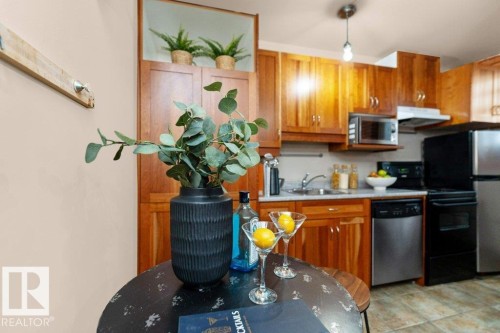 002 10249 104 Street, Edmonton, AB - Indoor Photo Showing Kitchen