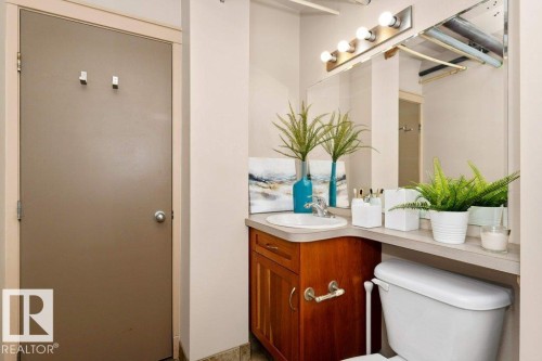 002 10249 104 Street, Edmonton, AB - Indoor Photo Showing Bathroom