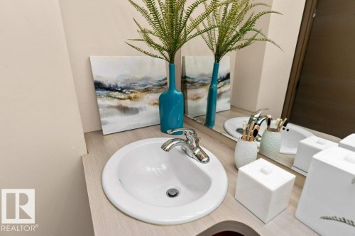 002 10249 104 Street, Edmonton, AB - Indoor Photo Showing Bathroom