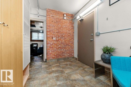 002 10249 104 Street, Edmonton, AB - Indoor Photo Showing Other Room