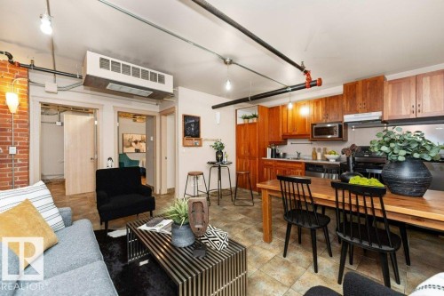002 10249 104 Street, Edmonton, AB - Indoor