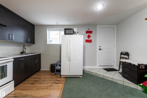 2813 32A Street, Edmonton, AB - Indoor Photo Showing Kitchen