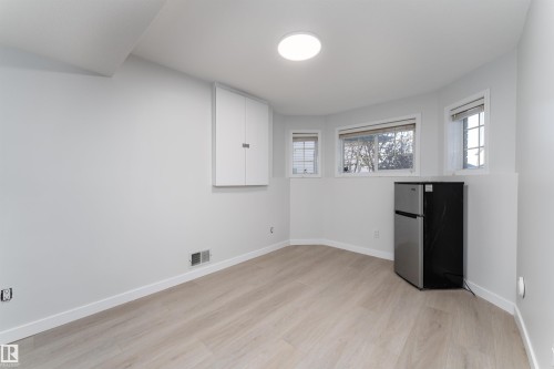 2813 32A Street, Edmonton, AB - Indoor Photo Showing Other Room