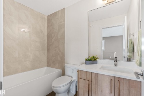 2013 154 Avenue, Edmonton, AB - Indoor Photo Showing Bathroom