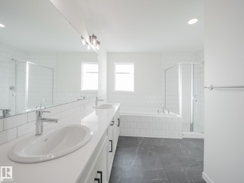 4639 Kinsella Landing, Edmonton, AB - Indoor Photo Showing Bathroom