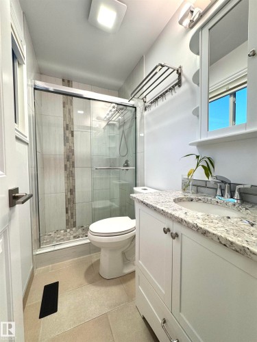 2758 105 Street, Edmonton, AB - Indoor Photo Showing Bathroom