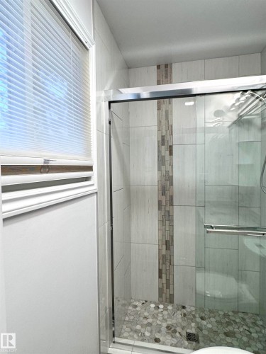 2758 105 Street, Edmonton, AB - Indoor Photo Showing Bathroom