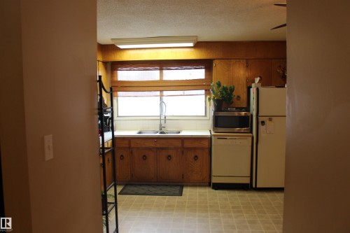 118 Corinthia Drive, Leduc, AB - Indoor Photo Showing Kitchen With Double Sink
