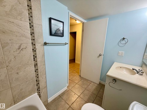 #409 10145 109 St, Edmonton, AB - Indoor Photo Showing Bathroom