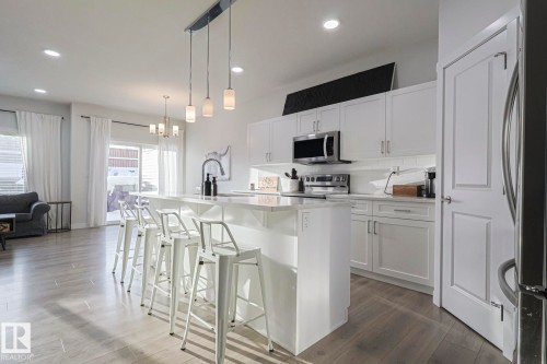 38 Hemingway Crescent, Spruce Grove, AB - Indoor Photo Showing Kitchen With Upgraded Kitchen