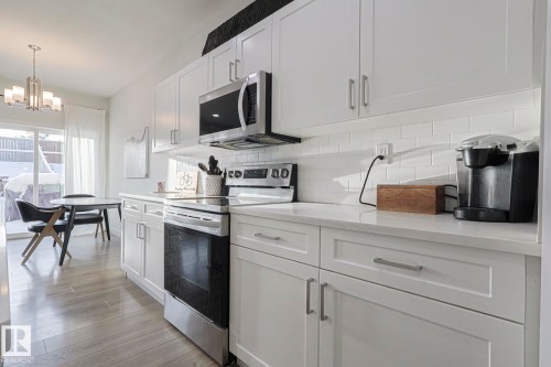 38 Hemingway Crescent, Spruce Grove, AB - Indoor Photo Showing Kitchen With Upgraded Kitchen