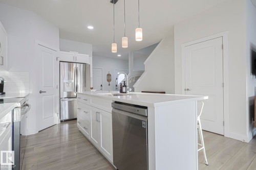38 Hemingway Crescent, Spruce Grove, AB - Indoor Photo Showing Kitchen With Upgraded Kitchen