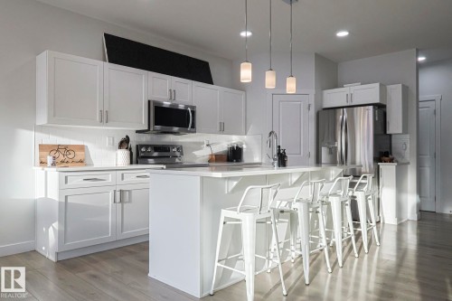 38 Hemingway Crescent, Spruce Grove, AB - Indoor Photo Showing Kitchen With Upgraded Kitchen