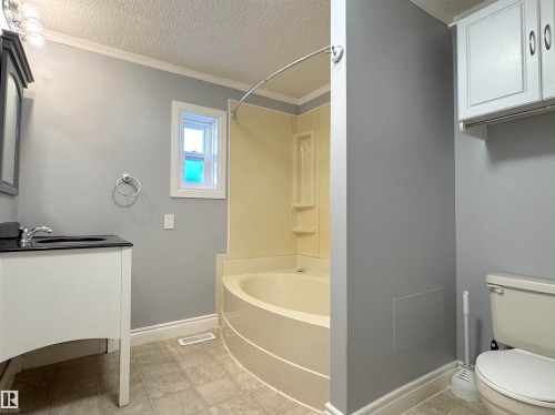 140 Evergreen Drive, Edmonton, AB - Indoor Photo Showing Bathroom