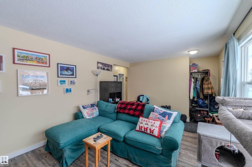 4913 46 Street, Drayton Valley, AB - Indoor Photo Showing Living Room