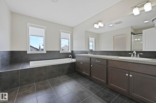 6126 17A Avenue, Edmonton, AB - Indoor Photo Showing Bathroom