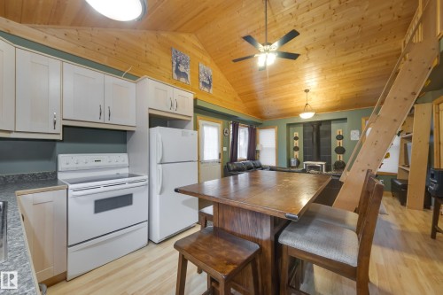 304 & 306 53414 Range Road 62, Rural Lac Ste. Anne County, AB - Indoor Photo Showing Kitchen