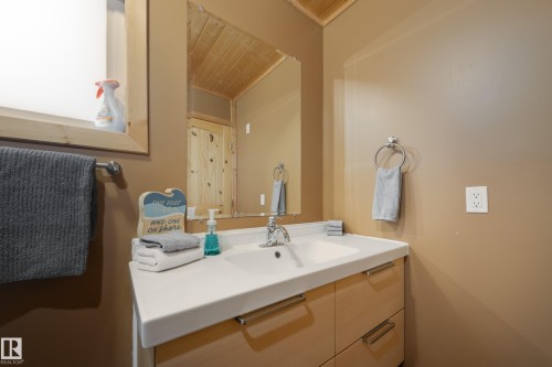 304 & 306 53414 Range Road 62, Rural Lac Ste. Anne County, AB - Indoor Photo Showing Bathroom