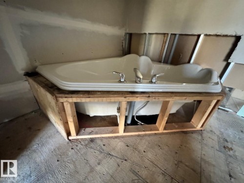 502 10179 105 Street, Edmonton, AB - Indoor