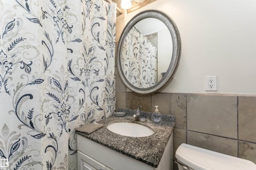 10918 84 Avenue, Edmonton, AB - Indoor Photo Showing Bathroom