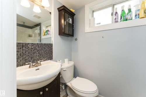 10918 84 Avenue, Edmonton, AB - Indoor Photo Showing Bathroom