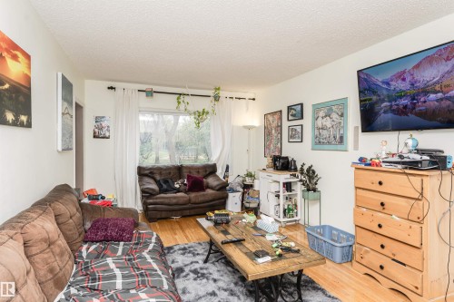 10922 84 Avenue, Edmonton, AB - Indoor Photo Showing Living Room
