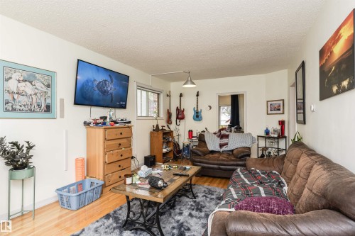 10922 84 Avenue, Edmonton, AB - Indoor Photo Showing Living Room