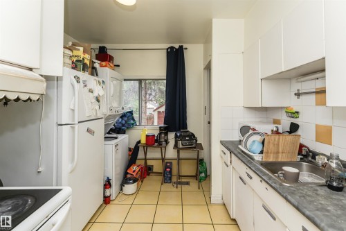 10922 84 Avenue, Edmonton, AB - Indoor Photo Showing Kitchen