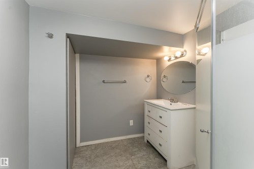 10922 84 Avenue, Edmonton, AB - Indoor Photo Showing Bathroom