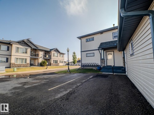 33 2565 Hanna Crescent Nw, Edmonton, AB - Outdoor