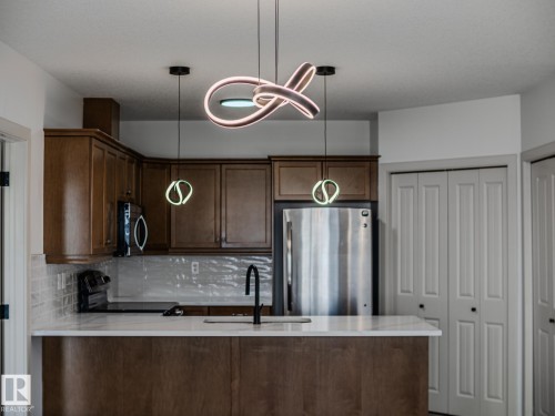 33 2565 Hanna Crescent Nw, Edmonton, AB - Indoor Photo Showing Kitchen