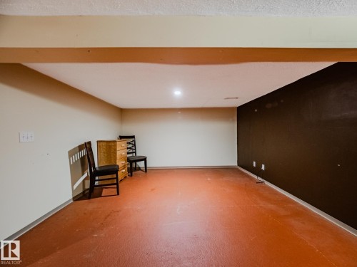 33 2565 Hanna Crescent Nw, Edmonton, AB - Indoor