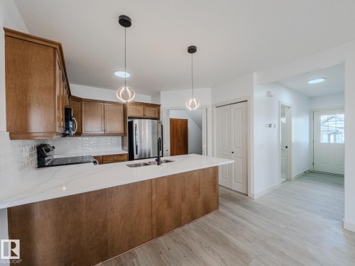 33 2565 Hanna Crescent Nw, Edmonton, AB - Indoor Photo Showing Kitchen With Double Sink With Upgraded Kitchen