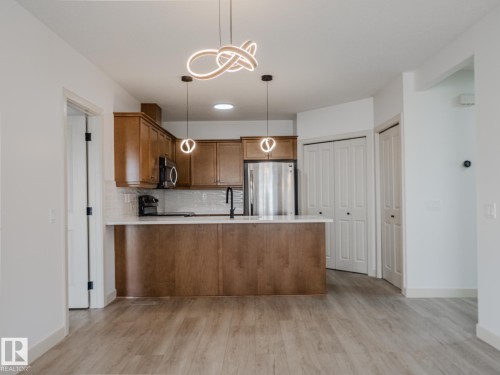33 2565 Hanna Crescent Nw, Edmonton, AB - Indoor Photo Showing Kitchen