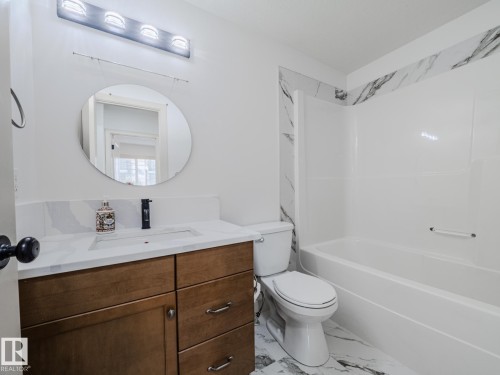 33 2565 Hanna Crescent Nw, Edmonton, AB - Indoor Photo Showing Bathroom