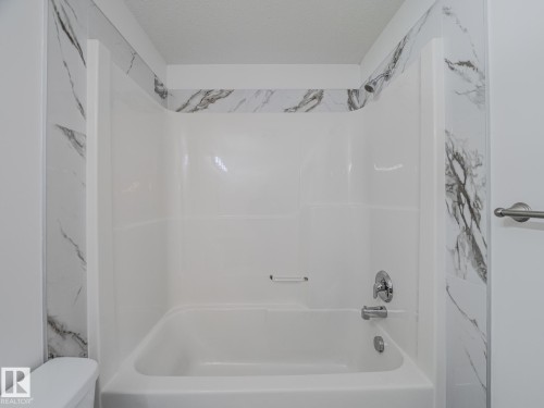 33 2565 Hanna Crescent Nw, Edmonton, AB - Indoor Photo Showing Bathroom