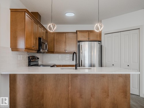 33 2565 Hanna Crescent Nw, Edmonton, AB - Indoor Photo Showing Kitchen