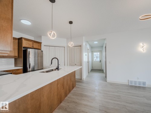 33 2565 Hanna Crescent Nw, Edmonton, AB - Indoor Photo Showing Kitchen With Double Sink With Upgraded Kitchen