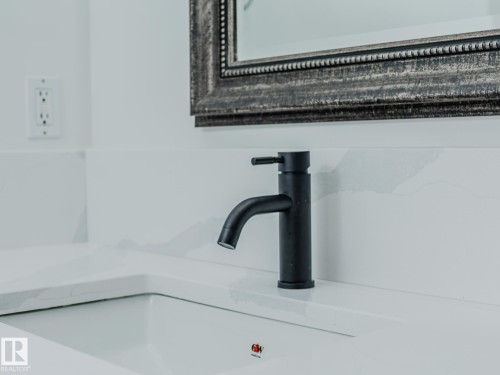 33 2565 Hanna Crescent Nw, Edmonton, AB - Indoor Photo Showing Bathroom