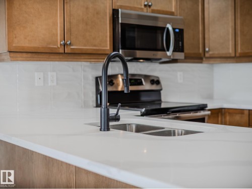 33 2565 Hanna Crescent Nw, Edmonton, AB - Indoor Photo Showing Kitchen With Double Sink With Upgraded Kitchen