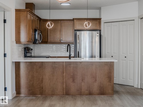 33 2565 Hanna Crescent Nw, Edmonton, AB - Indoor Photo Showing Kitchen
