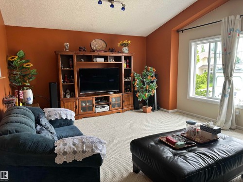 4619 151 Avenue, Edmonton, AB - Indoor Photo Showing Living Room